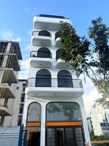 CẦN BÁN TOÀ CĂN HỘ SÁT NGAY TRƯỜNG ĐẠI HỌC FPT MỚI 100% FULL NỘI THẤT