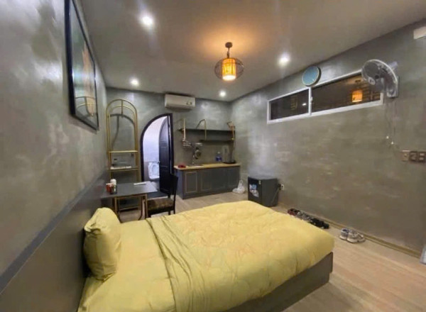 Bán Homestay Lyn’s Apartments kiệt vào ô tô -  chỉ cách đường Phó Đức Chính 56m.
