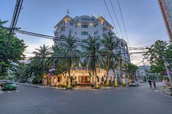 BÁN KHÁCH SẠN LÔ GÓC HOÀNG KẾ VIÊM VÀ LÊ QUANG ĐẠO, VỊ TRÍ VIP