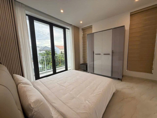 Cho thuê Villa Nguyễn Đình Hoàn, 4 Tầng 9 Phòng