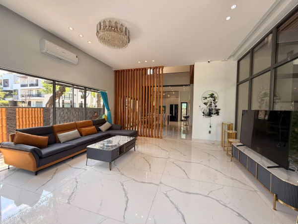 Cho thuê nhà biệt thự sân vườn sát sông Hàn, trong khu dân cư Euro Village Đà Nẵng