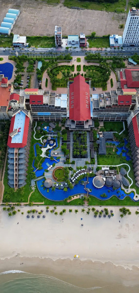 BÁN CẶP ĐẤT VÕ NGUYÊN GIÁP, ĐỐI DIỆN CROWN